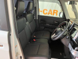 フロントベンチシートが運転席足元もゆったり、広々快適です、助手席へのウォークスルーも楽々可能ですよ☆