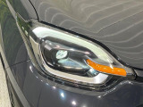 【LEDヘッドライト】悪天候や夜間走行時も良好な視界を確保し安心して運転できる高輝度LEDヘッドライトを装備!点灯速度が早く、消費電力も抑えられています。