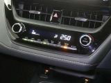 【オートエアコン】車内温度を感知して自動で温度調整をしてくれるのでいつでも快適な車内空間を創り上げます!どの席に座っても快適なドライブが楽しめます♪