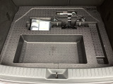 トランク下にはパンク修理キットや工具が収納されています。