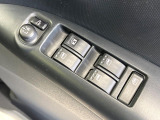 【電動格納ミラー】サイドミラーは電動格納式となっており、狭い駐車場でもキズがつくリスクを抑えられます。