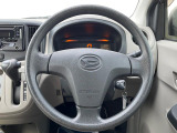 インテリアに合わせたデザインのステアリングは、運転される方のことも考え、運転しやすい形状、大きさです。是非一度、実際に触ってお確かめください。