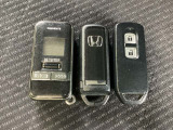 スマートキーを装備しています。鍵を差し込むことなくドアロックの開け閉めと、スタートボタン操作でのエンジンスタートができます。加えて、リモコンエンジンスターター用の操作キー(Aftermarket品)もついています。