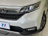 【LEDヘッドライト】悪天候や夜間走行時も良好な視界を確保し安心して運転できる高輝度LEDヘッドライトを装備!点灯速度が早く、消費電力も抑えられています。