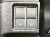 【シートヒーター】冬場の本革シートはシートは非常に冷たくなっています。座って「ヒヤッ」としたら嫌ですよね。こちらのお車はシートが温かくなる「シートヒーター」機能つき。冬も快適にドライブが楽しめますよ
