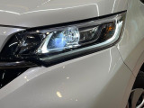 【LEDヘッドライト】悪天候や夜間走行時も良好な視界を確保し安心して運転できる高輝度LEDヘッドライトを装備!点灯速度が早く、消費電力も抑えられています。