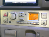 【オートエアコン】一度お好みの温度に設定すれば、車内の温度を検知し風量や温度を自動で調整。暑い…寒い…と何度もスイッチ操作をする必要はありません。快適な車内空間には必須の機能ですね♪