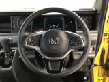 運転にかかわる様々な操作を安全に行えるように視点移動が少なく操作性に配慮されたスイッチ類が凝縮されたコクピットです。