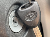 【キーレス】少し離れた場所からでもボタン一つでドアの開錠・施錠ができるのでとっても便利!ドアの鍵穴周りに傷をつけることもありません♪