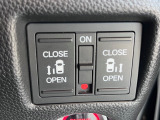 スマートキーや運転席のスイッチ操作のほか、ドアハンドルを少し引くだけで自動開閉します。狭い場所でのドアの開閉に困らないだけでなく強風時やお子様がドアを開けて隣の車にぶつけてしまうことも防いでくれます。