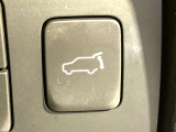 【パワーバックドア】スマートキーや運転席のボタンを押すだけでリアゲートが自動で開閉します!荷物を持っている時や、高い位置にあるバックドアを閉める際に便利な機能です♪