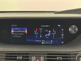 【左右独立オートエアコン】左右独立型、いわゆるデュアルエアコンです。運転席と助手席でそれぞれお好みの温度を設定可能です。