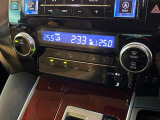 【左右独立型フルオートエアコン】運転席と助手席でそれぞれお好みの温度に設定可能。同乗者にも配慮した、快適な空調をお届け致します。