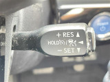 【クルーズコントロール】高速道路で便利な機能です。アクセルを離しても一定速度で走行ができる装備です。加速減速もスイッチ操作でOKです。