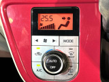 【オートエアコン】一度お好みの温度に設定すれば、車内の温度を検知し風量や温度を自動で調整。暑い…寒い…と何度もスイッチ操作をする必要はありません。快適な車内空間には必須の機能ですね♪