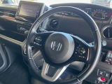【ステアリングスイッチ】が付いており運転中に前方から目線をそらすことなくオーディオ等の操作が可能なので安心・快適にカーライフをお楽しみいただけます。