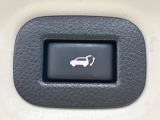 【パワーバックドア】スマートキーや運転席のボタンを押すだけでリアゲートが自動で開閉します!荷物を持っている時や、高い位置にあるバックドアを閉める際に便利な機能です♪