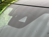 【スマートブレーキサポート】走行中に前方の車両等を認識し、衝突しそうな時は警報とブレーキで衝突回避と被害軽減をアシスト。より安全にドライブをお楽しみいただけます。