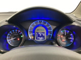 真ん中にスピードメーターを配した、見やすい3眼メーターになっています。中央のインフォメーション画面でオドメーターや燃費などの情報を確認できます。