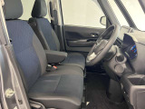 ゆったりと座れる運転席シートですのでストレスなく運転が出来ますよ!