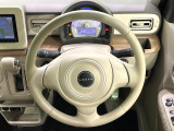 インテリアに合わせたデザインのステアリングは、運転される方のことも考え、運転しやすい形状、大きさです。是非一度、実際に触ってお確かめください。