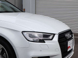 ●一目でAudiとわかる特徴的なシングルフレームグリル・LEDランプ。精悍なフロントマスクからAudiのスマートで上品なブランドを連想させてくれます。女性にも大変ご好評頂いております。