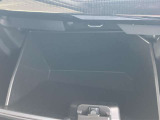 大型のグローブボックスは車検証など大きな物もすっぽりと収まるサイズとなっております。