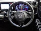 ハンドル左側にはオーディオ操作が出来るオーディオリモートコントロールスイッチ、右側にはHonda SENSINGとオートクルーズコントロールのスイッチを装備!