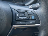 プロパイロット搭載キックスがアクセル、ブレーキを自動でコントロールして前のクルマとの車間距離を保つ手助けをします。