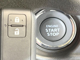 【キーレススタートシステム】カバンやポケットに入れたままでもドアの施錠・解錠が可能なスマートキーを装備。エンジンのオン・オフ時もカギを取り出す必要が無いからとっても便利です♪
