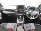使いやすく運転しやすいレイアウトの運転席回り。
