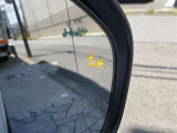 隣車線を走る車両をレーダーで検知し、ドアミラーでは確認しにくい後側方エリアに存在する車両に加え、急接近してくる車両も検知します。車両を検知するとドアミラーに搭載されたLEDインジケーターが点灯します。