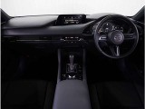 【インパネ周り】視界がよく運転しやすい設計となっております。インパネ周りもすっきりと洗練されたデザインで高級感が溢れています。日々のドライブを飽きさせません。