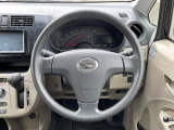 インテリアに合わせたデザインのステアリングは、運転される方のことも考え、運転しやすい形状、大きさです。是非一度、実際に触ってお確かめください。