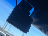 ドライブレコーダーを搭載しております。事故だけでなくあおり運転の状況も映像で記録することで万が一のリスクに備えることができます。