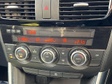 【オートエアコン】一度お好みの温度に設定すれば、車内の温度を検知し風量や温度を自動で調整。暑い…寒い…と何度もスイッチ操作をする必要はありません。快適な車内空間には必須の機能ですね♪