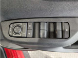 パワーウィンドウのスイッチですよ。 運転席に居ながら窓を開け閉めのコントロールできますよ。 ロック機能で、子供がイタズラして窓を開けるという事も無くなりますよ。