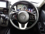 ハンドル左側にはオーディオ操作が出来るオーディオリモートコントロールスイッチ、右側にはHonda SENSINGとオートクルーズコントロールのスイッチを装備!