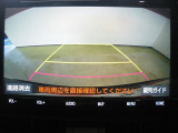 バックモニター付き。車両後方の映像がナビ画面に表示されるので、車庫入れが苦手な人も安心です。ただし、目視確認もお忘れなくお願いいたします。