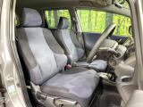 運転席まわりには十分なスペースがあり、大柄な方でもゆったり運転していただける環境です。
