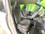 運転席まわりには十分なスペースがあり、大柄な方でもゆったり運転していただける環境です。