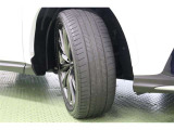 タイヤサイズはハイスペックな 235/50R20。タイヤの空気圧がゼロになっても、一定の速度で一定の距離を走行できるランフラットタイヤです。