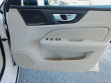 白と黒のコンビネーションドアパネル。白基調のため車内を広く感じさせてくれます。