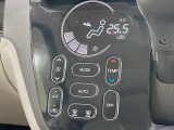 【オートエアコン】一度お好みの温度に設定すれば、車内の温度を検知し風量や温度を自動で調整。暑い…寒い…と何度もスイッチ操作をする必要はありません。快適な車内空間には必須の機能ですね♪