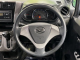 インテリアに合わせたデザインのステアリングは、運転される方のことも考え、運転しやすい形状、大きさです。是非一度、実際に触ってお確かめください。