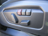 運転席メモリー付きフロント電動シート装備。