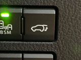 【パワーバックドア】スマートキーや運転席のボタンを押すだけでリアゲートが自動で開閉します!荷物を持っている時や、高い位置にあるバックドアを閉める際に便利な機能です♪