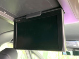 【12.1型フリップダウン】大画面モニターで後席でもエンタメをお楽しみいただけます。家族や友人とお出かけする機会が多い方に大人気です♪