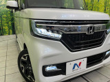 【LEDヘッドライト】悪天候や夜間走行時も良好な視界を確保し安心して運転できる高輝度LEDヘッドライトを装備!点灯速度が早く、消費電力も抑えられています。