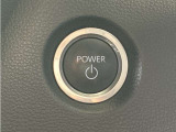 システムスタートボタンです。キーが車内にあれば、HVシステムの始動・停止はブレーキを踏んでスイッチを押すだけ!キーを取り出す手間を省き、ワンプッシュで簡単でスムーズです。